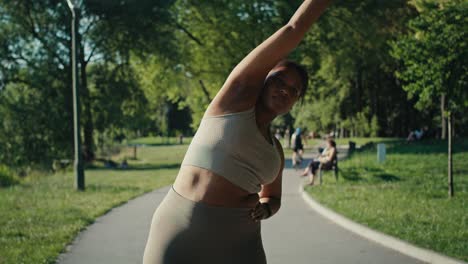 mujer haciendo ejercicio en el parque en un día de verano.