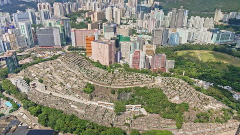 cementerio urbano permanente chino tsuen wan en el medio de la ciudad, hong kong