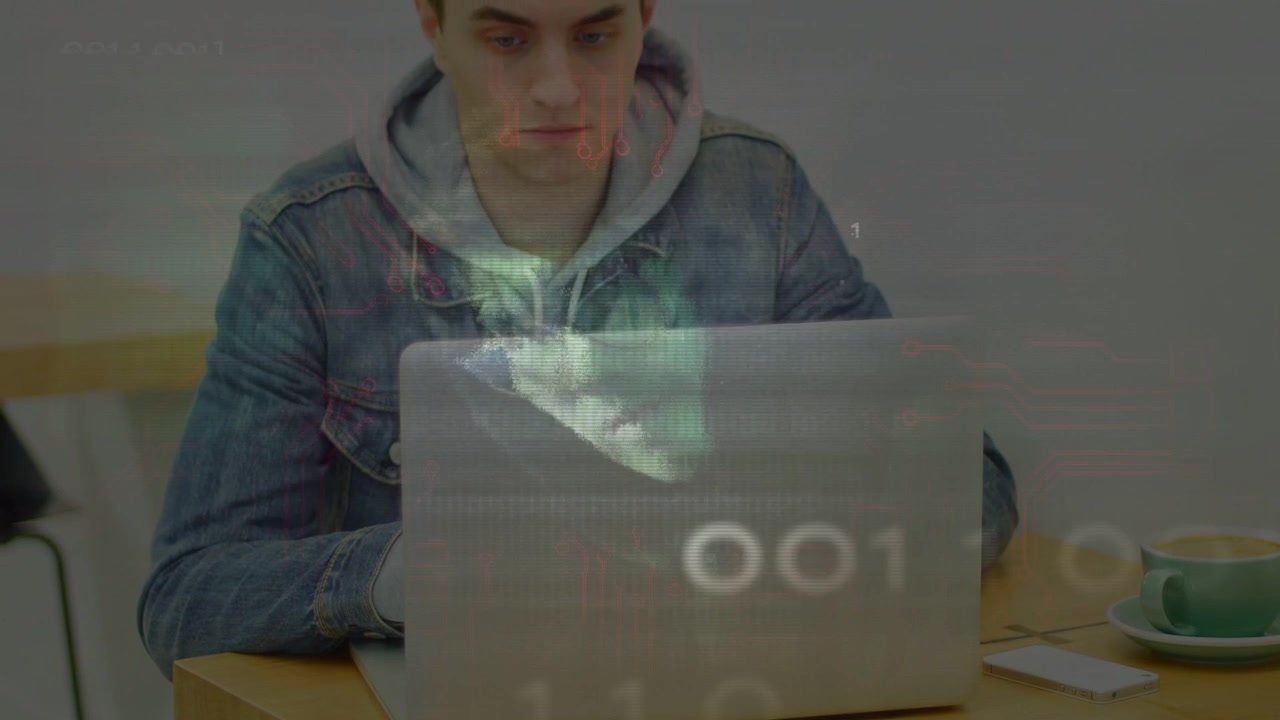 Estudiante trabajando en un portátil, con dígitos binarios y estelas de luz proyectándose sobre la pantalla, rostro para análisis.