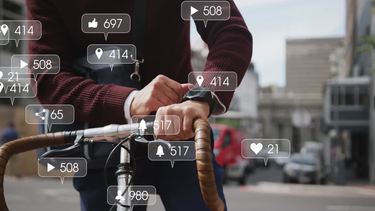 스마트워치를 사용하는 고령자 위의 소셜 미디어 아이콘의 애니메이션