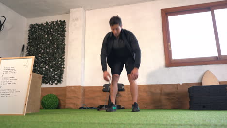 Variante-De-Burpees-Con-Entrenador-Sobre-Césped-Artificial