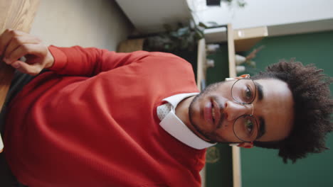 hombre de suéter rojo en llamada de video