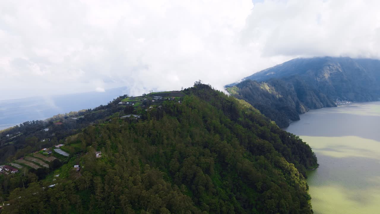 vista panorámica del bosque arbolado y campos en terrazas cerca del lago batur en bali, indonesia