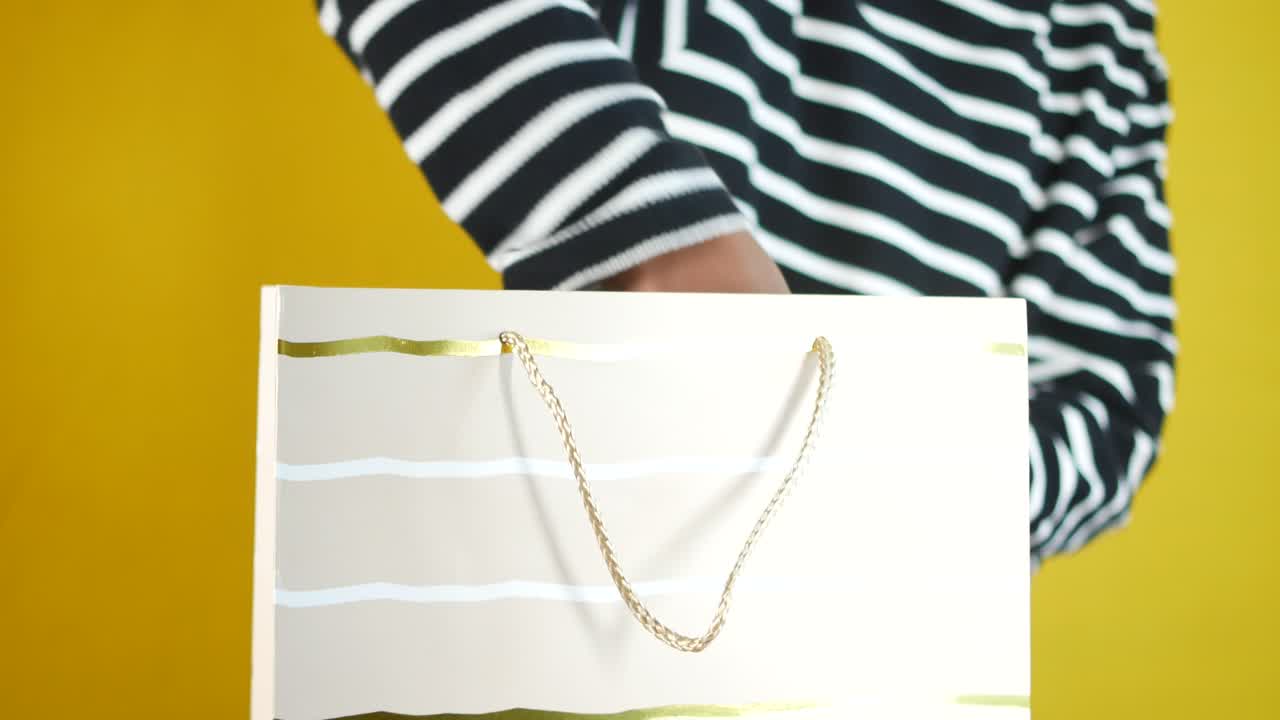 쇼핑 가방 과 선물 상자 를 들고 있는 여자