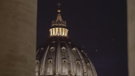 cúpula do vaticano iluminada à noite