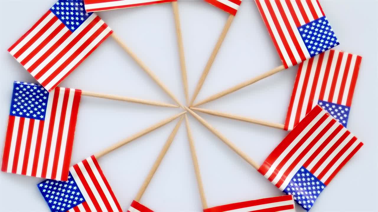 Piccola bandiera americana rotante su sfondo bianco