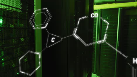 animación de estructuras moleculares y lenguaje informático sobre una sala de servidores iluminada.