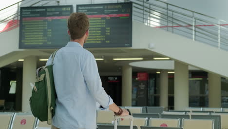 hombre esperando en la estación de tren o en el aeropuerto