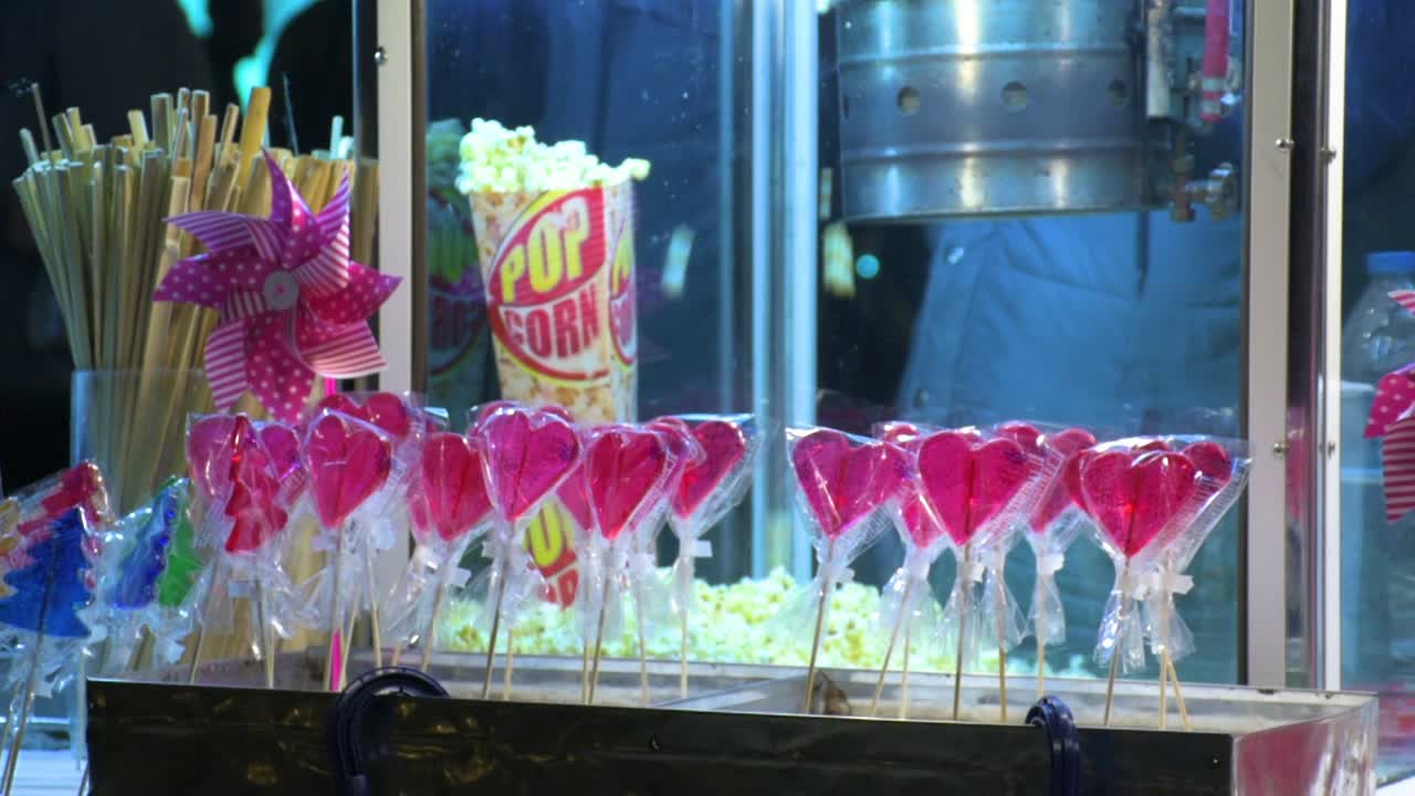 dulces coloridos, palomitas de maíz, caramelos y piruletas en la feria de navidad