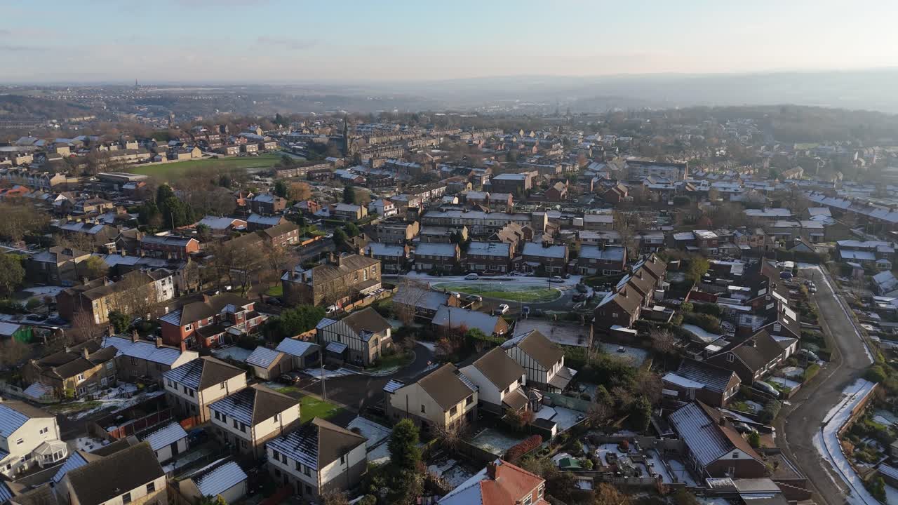 la vista de invierno del ojo de drone captura el típico desarrollo de viviendas de propiedad del consejo urbano del reino unido de dewsbury moor estate con casas adosadas de ladrillo rojo y el industrial yorkshire
