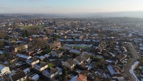 Die-Winteransicht-Aus-Der-Drohnenperspektive-Erfasst-Die-Typische-Britische-Städtische-Wohnsiedlung-Des-Dewsbury-Moore-Council-Estate-Mit-Reihenhäusern-Aus-Rotem-Backstein-Und-Dem-Industriellen-Yorkshire