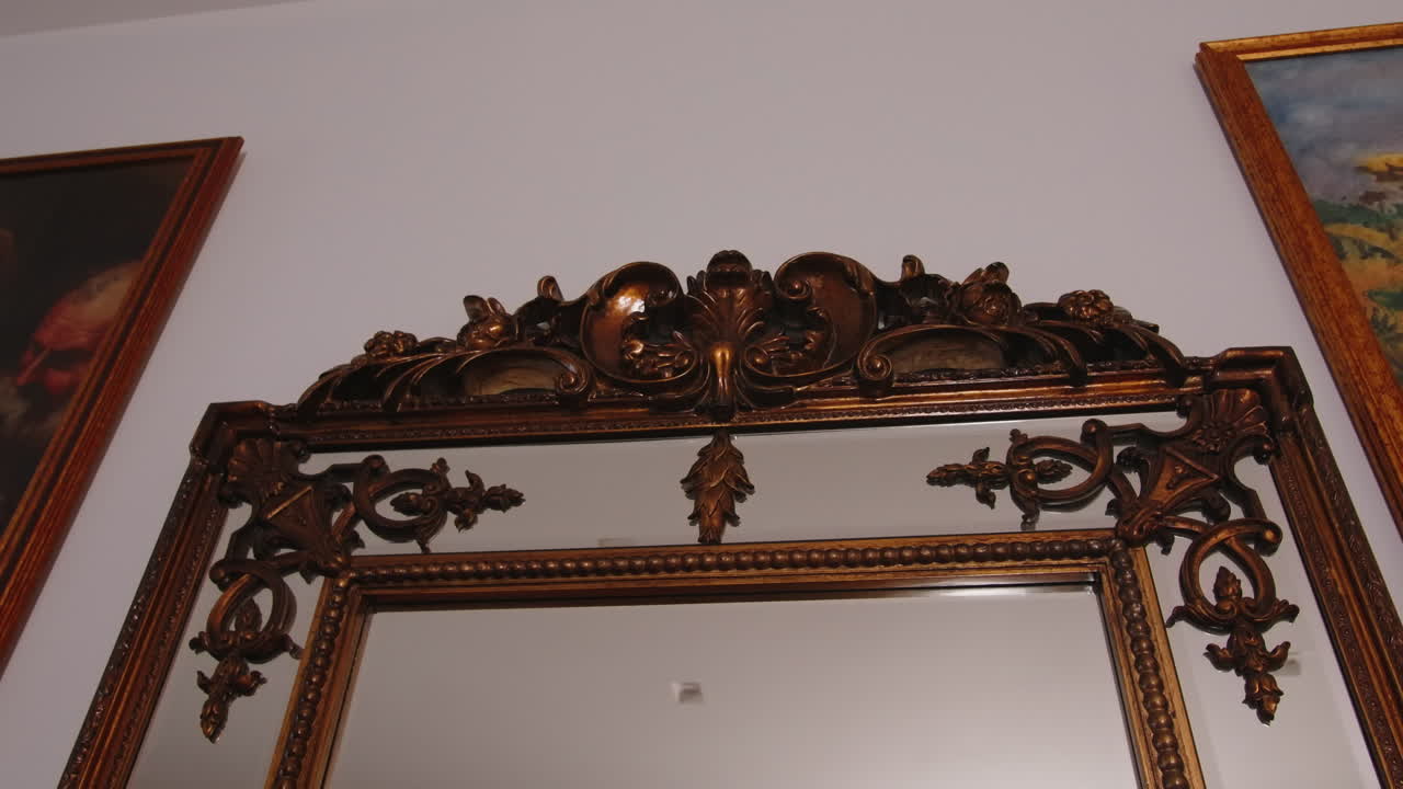 espejo adornado con marco dorado