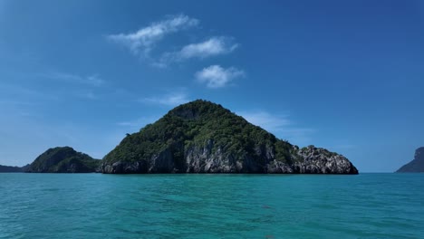 observando el parque marino nacional de mu ko ang thong, tailandia, durante un día soleado desde un barco a la deriva sobre el agua, encapsulando la esencia de los viajes y el ocio