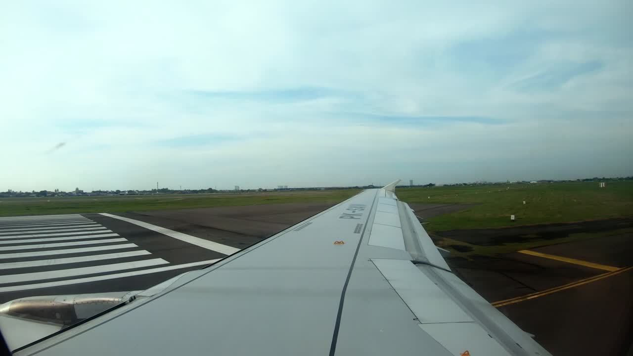 vista desde la ventana de la aeronave a la pista