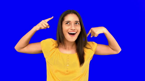 mujer haciendo un gesto loco en la pantalla azul