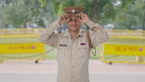 Feliz-Oficial-De-Policía-Indio-Con-Sombrero-Y-Preparándose