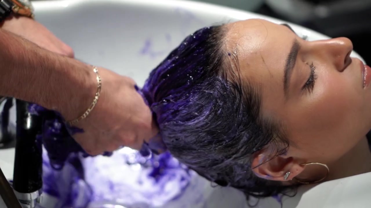 Chica tiñéndose el pelo con tinte