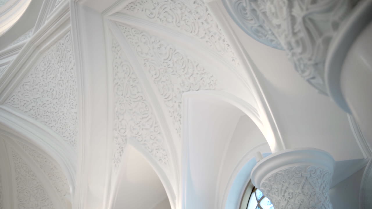 장식 된 색 천장 세부 사항