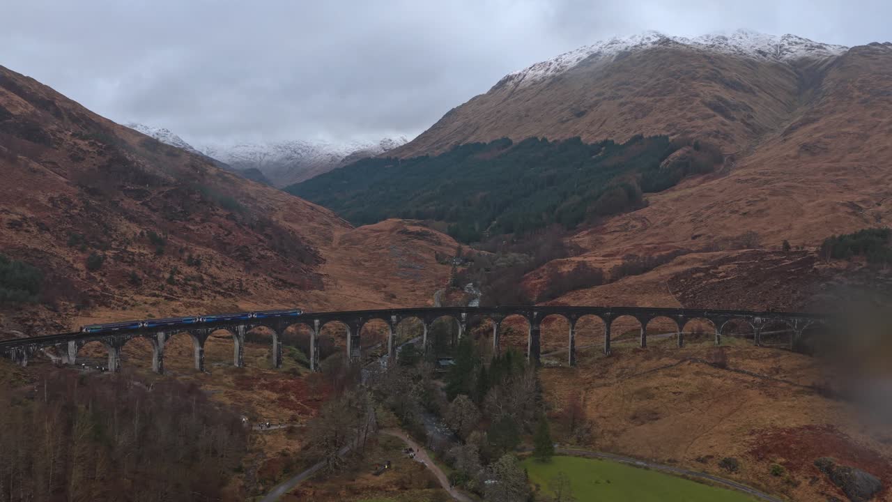 Berømte Glenfinnan viadukt med passerende tog i det skotske høylandet