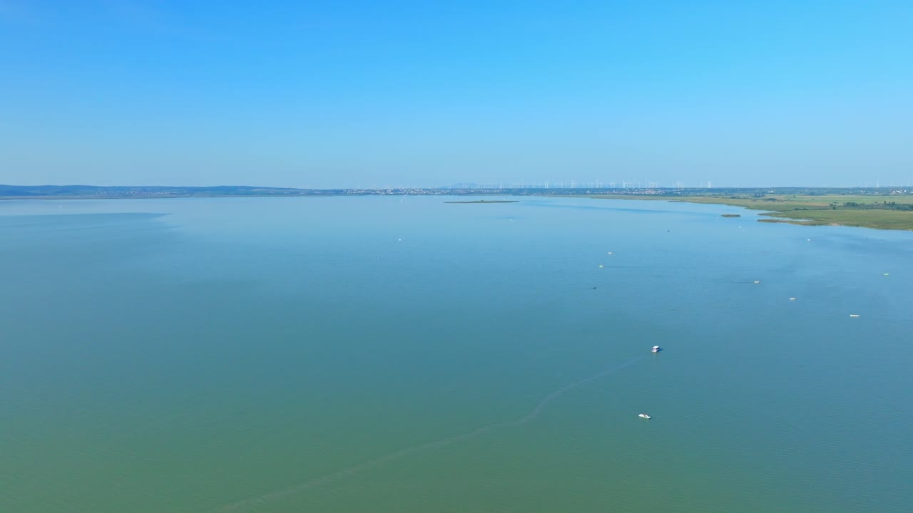 오스트리아 의 노이시델 호수 의 평온 한 물 에서 떠다니는 배 들