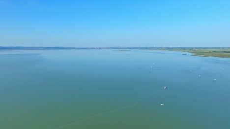 Boote-Schwimmen-Auf-Ruhigen-Gewässern-Des-Neusiedler-Sees-In-Österreich