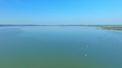 barcos flotando en las aguas tranquilas del lago neusiedl en austria