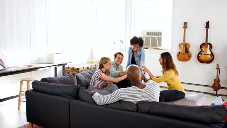 amigos adultos felices haciendo un brindis en un apartamento en un loft de nueva york