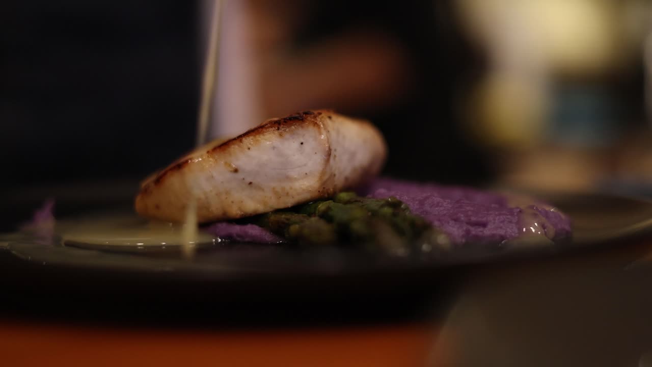 restaurante de buena comida de un chef culinario salsa el plato principal