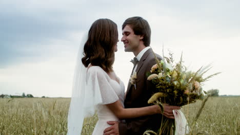 Young-couple-in-a-field