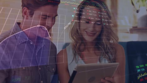 animación de estadística, procesamiento de datos del mercado de valores sobre una pareja caucásica usando una tableta en una cafetería