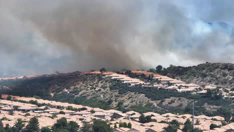 Großes-Waldbrandgebiet-In-San-Jancinto-über-Der-Sun-Lakes-Gemeinde-In-Kalifornien,-Das-Feuer-In-Der-Nähe-Von-Häusern-Verbietet.-Luftstatische-Aufladung