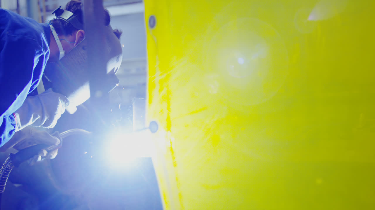 溶接トーチを使用する男性エンジニア 4k