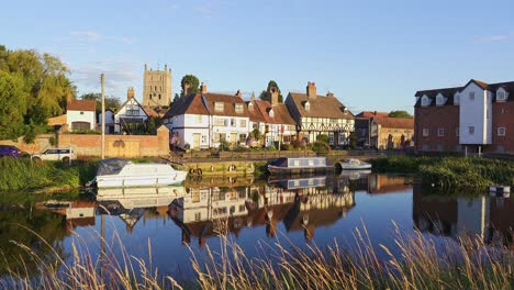 Tewkesbury,-Historische-Fachwerkhäuser,-Die-Sich-Im-Fluss-Spiegeln,-Mit-Dem-Mittelalterlichen-Turm-Der-Abteikirche-Im-Hintergrund