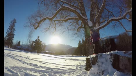 Mädchen-Spielt-Im-Winter-Im-Schnee-4k