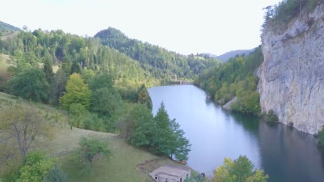 ascendente 4k rápida toma aérea de un pequeño lago en la montaña tara en serbia