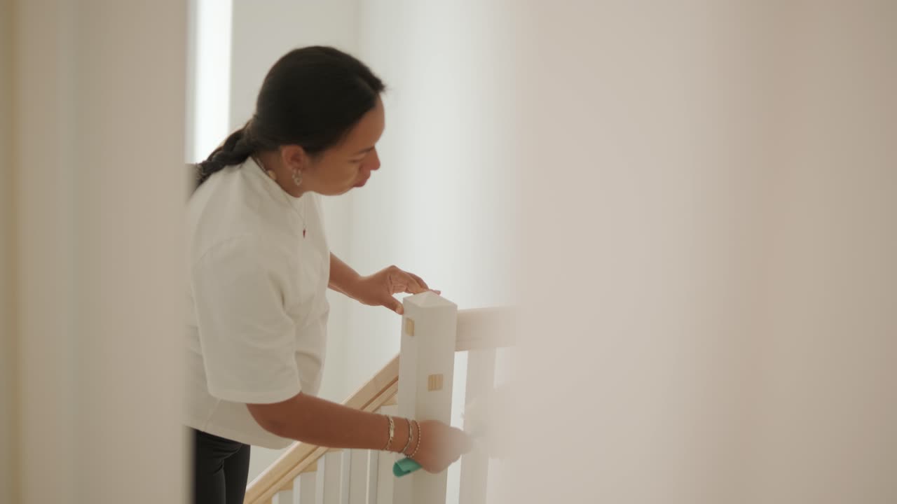 una hermosa mujer embarazada ordenando su casa, ocupada en las tareas domésticas. la escena captura la vida doméstica, la maternidad y el equilibrio de la rutina y la preparación durante el embarazo