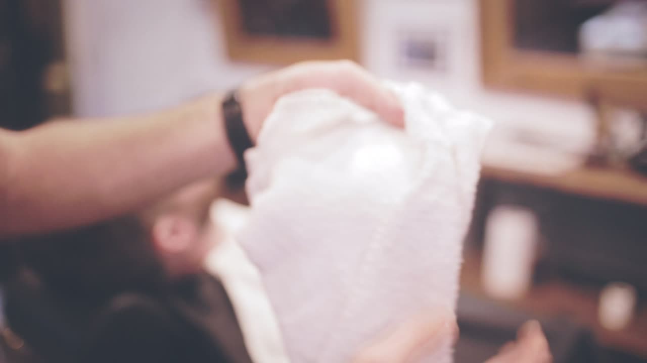 afeitarse con toalla caliente. barbería. afeitarse con calor. proceso de afeitarse con barbero