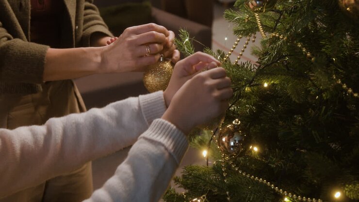 decorando un árbol de navidad