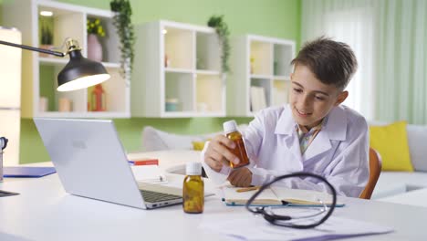 un niño curioso jugando con las cosas de su madre doctora.