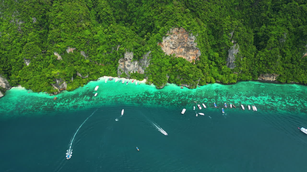태국 피피 섬에 있는 유명한 여행지인 바이킹 동굴의 공중 풍경