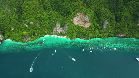 vista aérea de la famosa cueva vikinga en la isla de phi phi, tailandia