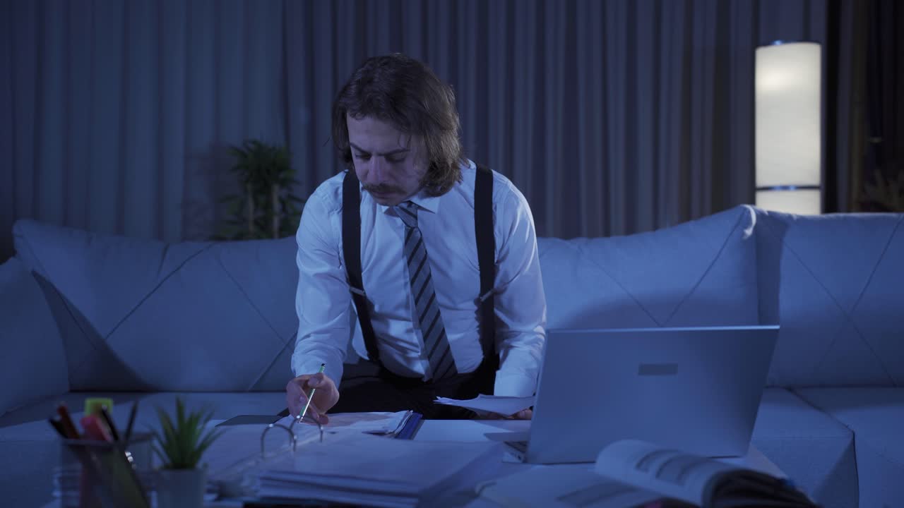 Imprenditore che lavora da casa di notte