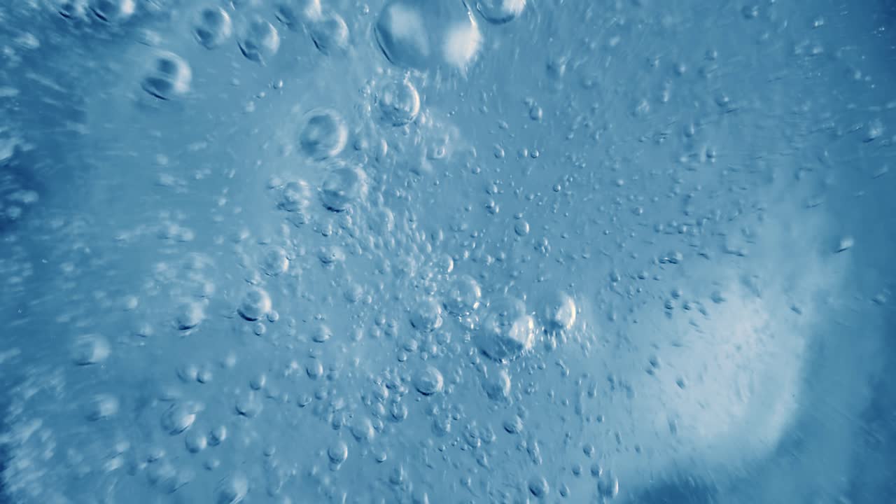 파란색 추상적인 배경에 물에 산소 거품