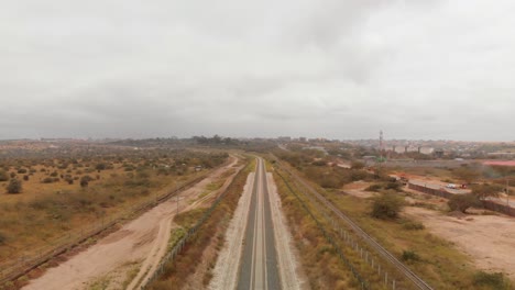 la línea de tren expreso madaraka de mombasa a nairobi, cerca de la terminal en nairobi