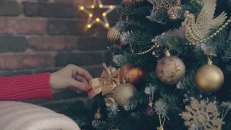 La-Mano-Con-Manicura-Coral-Suaviza-Suavemente-Los-Juguetes-Navideños.