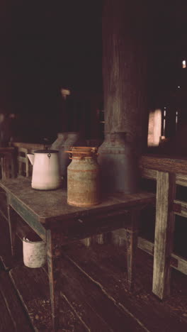 interior rústico com latas de leite antigas em uma mesa de madeira