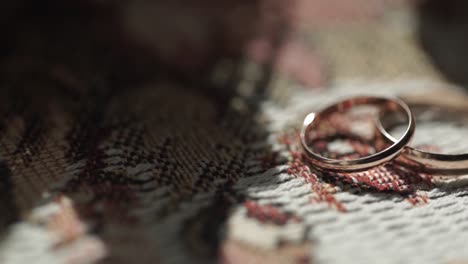 primer plano de los anillos de bodas