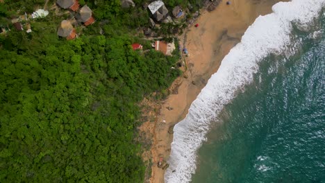 Luftvergnügen-In-Mazunte:-Die-Schönheit-Des-Strandes-Von-Rinconcito-Und-Der-Punta-Cometa-Einfangen