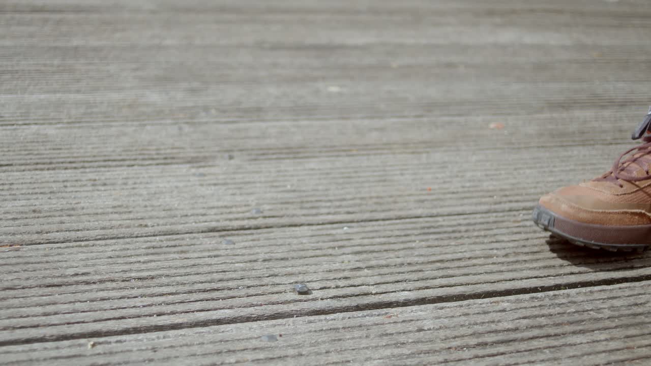 한 사람이 지상에서 mamiya rb67 디지털 카메라를 집어 들었습니다.