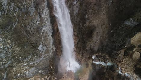 Toma-En-Cámara-Lenta-De-La-Cascada-De-Skakavica-Montenegro-Vista-Desde-Un-Dron